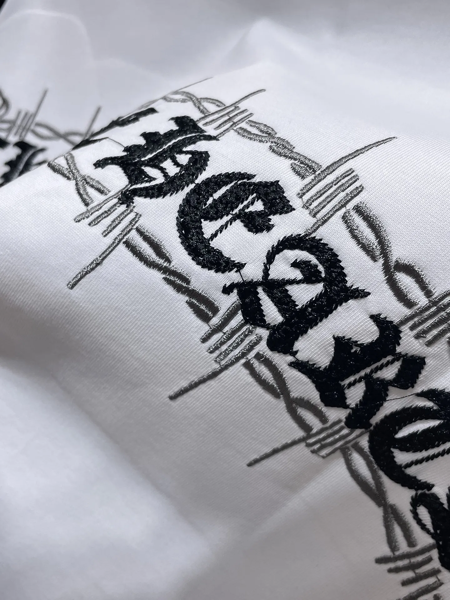 P166 New Chrome Hearts 25ss for summer. High gram weight, environmentally friendly and high-quality top-grade fabric. 280g. Heavy-duty horseshoe roller frayed embroidered short sleeves. Counter synchronization. Re-engraved version 1:1. Recommended color: black white. Size: S, M, L, XL.